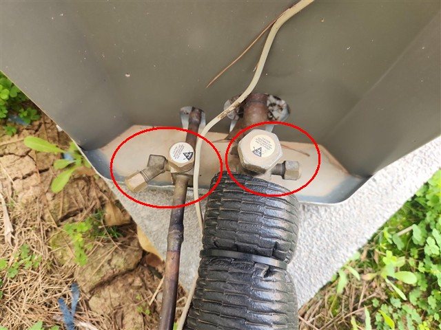 Missing tamper-proof locking caps at refrigerant ports
