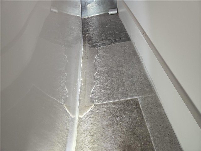 Heavy water leak at the base of the primary bathtub